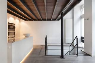<p>L'espace commercial, qui peut servir de bureau ou d'investissement, est idéalement situé au cœur du centre-ville de Gand. Dans les environs immédiats se trouvent de nombreux magasins, restaurants, transports publics et toutes les commodités nécessaires. Grâce à cette situation centrale, le bien bénéficie d'une excellente visibilité et d'un passage constant, ce qui le rend extrêmement intéressant tant pour un usage professionnel que pour un investissement rentable.</p><p>L'espace commercial/bureau a une superficie de pas moins de 175m² et dégage du caractère grâce aux beaux éléments anciens qui ont été exceptionnellement bien conservés au sous-sol. Cet espace unique dégage du charme et de l'authenticité et est idéal pour des occasions festives telles que des réceptions, notamment grâce à la cuisine sur place. Grâce aux différentes prises au sol, la pièce peut également servir de bureau ou de lieu de travail polyvalent.</p><p>Un escalier mène au rez-de-chaussée, où se trouve un studio confortable, équipé d'une salle de bain, d'une cuisine, d'un coin salon et d'un coin nuit.</p><p>Vous êtes intéressé ? N'hésitez pas à nous contacter pour plus d'informations ou pour planifier une visite </p>