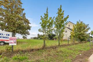 <p>Mooi gelegen perceel bouwgrond van <strong>586 m²</strong>, gelegen langs de <strong>Edingsesteenweg te Denderwindeke (Ninove)</strong>, bestemd voor het oprichten van een <strong>eengezinswoning in halfopen bebouwing</strong>. Winkel, scholen en openbaar vervoer bevinden zich op enkele minuten rijden. Gelegen langs een belangrijke verbindingsweg naar Gooik, Brussel en Aalst.</p><p>Er kan gebouwd worden met een breedte van circa <strong>8,80 m</strong>. De woning mag maximaal <strong>15 m diep op het gelijkvloers</strong> en <strong>12 m diep op de verdieping</strong> worden gebouwd. De voorbouwlijn bevindt zich op <strong>8 m van de rooilijn</strong> en de bouwvrije zijstrook bedraagt minimaal <strong>3 m</strong>.</p><p>De maximale kroonlijsthoogte bedraagt <strong>6 m</strong>. Zowel een hellend dak met een helling tussen <strong>0° en 45°</strong> als een plat dak is toegelaten, waardoor er voldoende architecturale vrijheid is.</p>