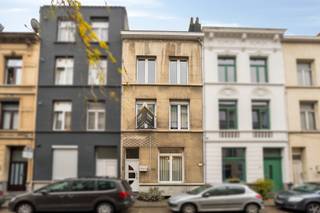 <p>Deze woning beschikt over 6 slaapkamers, een stadskoer en moderne energiezuinige voorzieningen zoals een warmtepomp (lucht-lucht), zonnepanelen en thuisbatterij.<br /><br /><strong>Indeling:<br /></strong>Bij binnenkomst leidt de ruime inkomhal met authentieke moulures naar de lichte leefruimte, voorzien van een gaskachel en een lucht-lucht warmtepomp. Aansluitend bevindt zich een bureauruimte met toegang tot de stadskoer via een schuifraam.<br /><br />De keuken is volledig uitgerust met een oven, combi-oven, vaatwasser, 5-pits gasvuur en dampkap. Hier zijn ook aansluitingen voor een wasmachine en droogkast voorzien. Op het gelijkvloers bevindt zich verder nog een apart toilet.<br /><br />Op het <span>tussenverdiep (0-1)</span> bevindt zich een badkamer met een bad, douche, dubbele lavabo met meubel en toilet.<br /><br /><span>De eerste verdieping</span> omvat twee ruime slaapkamers.<br /><br />Op de <span>tweede verdieping</span> is er momenteel één grote slaapkamer (30m²), die eenvoudig opnieuw kan worden opgedeeld in twee aparte kamers. Op <span>de derde verdieping</span> zijn er nog eens twee extra slaapkamers onder het recent vernieuwde en goed geïsoleerde dak.<br /><br /><strong>Bijzonderheden:<br /></strong>Daken geïsoleerd.<br />EPC energielabel C.<br />Zonnepanelen en thuisbatterij.<br />Alle leidingen werden vernieuwd.<br />5-6 slaapkamers.<br />Warmtepomp lucht-lucht in de leefruimte.</p>
<p><strong>Ligging:<br /></strong>Centraal gelegen in Borgerhout, met winkels, scholen en openbaar vervoer vlakbij. Vlotte verbindingen naar Antwerpen en Spoor Oost op korte afstand.</p>