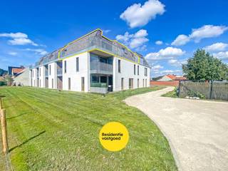 Recent afgewerkt appartement met 2 slaapkamers te Oostduinkerke Dorp (100m²). Het appartement bevat een inkomhall, lichtrijke leefruimte met...