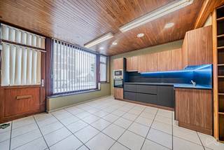 We Invest Huy vous présente cette maison 2 façades idéalement située dans le centre de Wanze.Composition :Rez-de-chaussée : cuisine (17m2), séjour...