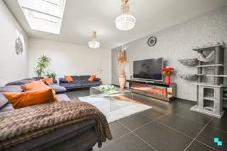 Ontdek deze ruime woning met <strong>vijf slaapkamers</strong> en <strong>winkelruimte</strong>, nabij centrum Izegem. De woning beschikt over een bewoonbare oppervlakte van <strong>209m²</strong> (volgens EPC-attest), gelegen op een perceel van 282m². Centraal gelegen met een uitstekende bereikbaarheid dankzij de onmiddellijke nabijheid van de Rijksweg (N36), het Frunpark, het station, alsook het op- en afrittencomplex E403 Roeselare-Rumbeke. Volgende indeling: Inkomhal met winkelruimte/leefruimte, vernieuwde woonkamer met lichtkoepel, apart gastentoilet en aansluitend bevindt zich de ruime keuken (koelkast, gasfornuis, dampkap, spoelbak, oven en vaatwasmachine) met zicht op de tuin. De eerste verdieping bestaat uit de nachthal, badkamer (douche, toilet en wastafel) en de drie slaapkamers. De zolderverdieping is te bereiken via een vaste trap en bestaat uit een gemeenschappelijke ruimte met toegang tot twee slaapkamers en een apart toilet. De woning beschikt over een gezellige, eenvoudig te onderhouden zuidwestgerichte tuin. EPC E - renovatieverplichting van toepassing | Dakisolatie (aanwezig zadeldak) | Centrale verwarming op gas (ketel 2022) | Hoofdzakelijk dubbele beglazing (PVC) - uitgezonderd drie ramen enkele beglazing | Vijf slaapkamers | Ook ideaal voor het uitoefenen van een zelfstandige activiteit. Margot organiseert voor deze woning de bezoeken, mits het maken van een afspraak. www.bordes.be