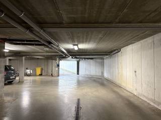 Advantages:- Secure access via automatic gate- Excellent location: close to everything — shops, station and access roads- Dry and tidy...