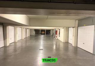 Deze autostaanplaats is gelegen in de Residentie Villa Elisa (1999), op een zucht van zowel de Wellington Golf als het mooie strand van Mariakerke – Oostende. <br /><br />Dankzij de ligging nabij het strand en openbaar vervoer is dit een uitermate gunstige locatie. <br /><br />Aarzel niet en neem contact op voor meer info of een afspraak. <br /><br />