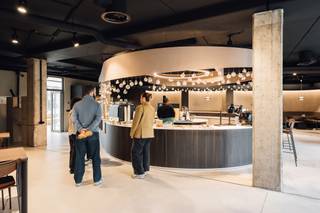 State of the art bedrijvenpark op een buitengewone locatie met prachtig uitzicht, waarbij u van een aantal diensten van de luchthaven kan profiteren. Elk gebouw beschikt over een terras van 200m² en een prachtige tuin. Het park voldoet aan de laatste milieu-eisen van 2011 EPB-regelgeving en beschikt over het BREEAM label.<br /><br />•    Er zijn parkeerplaatsen beschikbaar (1.350 €/plaats/j)<br />•    Er is archiefruimte beschikbaar (100 €/m²/j)<br />•    Oppervlakte: 665 m²