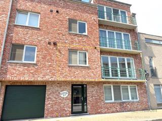 Op een aangename locatie in Bredene, op wandelafstand van de zee en de duinen, bevindt zich dit ruime appartement op de eerste verdieping van een residentie uit 2003. Met een bewoonbare oppervlakte van 88 m², twee slaapkamers en een praktische indeling is dit een interessante woonst voor zowel permanente bewoning als gebruik aan de kust.<br /><br />De ruime leefruimte geniet van een aangename lichtinval met een groot raampartij dat uitgeeft op het balkon en sluit aan op de ingerichte keuken. Daarnaast beschikt het appartement over een praktische berging met recente condenserende verwarmingsketel en aansluiting voor de wasmachine. Verder zijn er twee sanitaire ruimtes: een badkamer met douche en een tweede badkamer met ligbad. Een afzonderlijk toilet vervolledigt de indeling.<br /><br />Het appartement is voorzien van een lift en bevindt zich op de eerste verdieping. Met een EPC-score van 106 kWh/m²/jaar (energielabel B) scoort het bovendien energiezuinig. <br /><br />Bij het appartement hoort een garagebox van ongeveer 15 m², ideaal voor het veilig parkeren van de wagen en het stallen van fietsen of ander kustmateriaal.<br /><br />Een ruim en degelijk appartement met een goede energieprestatie en een praktische indeling, op een uitstekende locatie nabij zee en duinen. Een interessante kans voor wie een vaste woonplaats, tweede verblijf of investering aan de kust zoekt. Voor alle info en bezoek : bel Nikolaas op 0496 68 84 67 of via www.ensor.immo