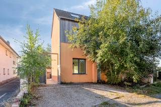 Droom je van een woning waar je elke dag thuiskomt in het groen, zonder in te boeten aan comfort of energiezuinigheid?
Dan verdient deze grondig gerenoveerde halfopen bebouwing op een perceel van maar liefst 19 are je aandacht.
De woning geniet van een bijzonder mooie, groene ligging met zicht richting Liedekerkebos.
Achter deze charmante woning schuilt een doorgedreven renovatie waarbij sterk werd ingezet op isolatie, energiezuinigheid en hedendaags wooncomfort.
Zowel het dak, de muren als de vloeren werden geïsoleerd. Op het gelijkvloers geniet je van aangename vloerverwarming en daarnaast beschikt de woning over een zonneboiler en een ventilatiesysteem C.
Dit alles resulteert in een mooie EPC -score B (148kWh/m²-3965036). Bovendien zijn er nog mogelijkheden om de energieprestatie verder te verbeteren door zonnepanelen te installeren en een EPC A te bereiken.
Ook op technisch vlak zijn er belangrijke troeven: de elektrische installatie is conform en de woning is asbestvrij!
Op de eerste verdieping bevinden zich drie slaapkamers (één ervan nog af te sluiten) en de badkamer met bad en douche en toilet.
De zolderverdieping is bereikbaar via een vaste trap en biedt interessante extra mogelijkheden. Denk aan een hobbyruimte, bureau, speelruimte, ...
Ook parkeergelegenheid is ruim aanwezig, met mogelijkheden voor meerdere wagens voor en naast de woning.
https://youtube.com/shorts/kKtO1rIaWsY?feature=share
Wilt u deze energetisch gerenoveerde woning met ruime tuin uitgevend op natuurgebied komen bezoeken? Neem contact met ons op via jessie.deneve@casaconsult.be