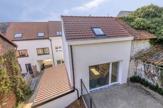 <p>**Investeren nabij Gasthuisberg**<br /><br />Op een steenworp van het centrum van Leuven kan je dit opbrengstpand met 5 vernieuwde studio's terugvinden. We bevinden ons dus in de begeerde omgeving van Gasthuisberg en ook een vlotte bereikbaarheid met het openbaar vervoer en een aansluiting op tal van verbindingswegen. Kortom zitten we op een toplocatie met allerlei faciliteiten in de buurt!<br /><br />Alle studio's zijn bemeubeld en beschikken over een volledig geïnstalleerde keuken, privatieve badkamer en enkele beschikken over een privatieve buitenruimte. Kortom, deze studio's bieden alles voor jong professionals en studenten op zoek naar een comfortabele woonplek op de stadsgrens.<br /><br />UNIT 00.01: Studio gelijkvloerse verdieping (25,85 m2), privatieve keuken, badkamer, aparte slaapruimte en privatief terras.<br />UNIT 00.02: Studio gelijkvloerse verdieping (28,63 m2) achterzijde, privatieve keuken, badkamer en privatief terras.<br />UNIT 00.03: Studio gelijkvloerse verdieping (23,76 m2) achterzijde, privatieve keuken, badkamer, aparte slaapruimte en privatief terras met uitzicht op groen.<br />UNIT 01.01: Studio eerste verdieping (25,66 m2), privatieve keuken, badkamer en aparte slaapkamer.<br />UNIT 02.01: Studio tweede verdieping (22,31 m2), privatieve keuken, badkamer en aparte slaapkamer.<br /><br />Op zoek naar een investering met onmiddellijk rendement? Dan ben je hier op het juiste adres!</p>