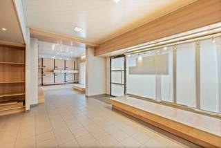 Dit veelzijdige handelspand met ruime woonst is gelegen op een uitstekende commerciële locatie. Dankzij de combinatie van wonen en werken op één...