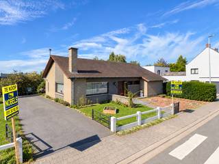 <strong>RUIME ALLEENSTAANDE BUNGALOWWONING</strong> met <strong>3 SLAAPKAMERS</strong>, <strong>GARAGE </strong>en <strong>UITBREIDINGSMOGELIJKHEDEN</strong>, centraal maar toch rustig gelegen op een <strong>MOOI PERCEEL</strong> van 918 m² in Leupegem (Oudenaarde). Deze aangename gezinswoning combineert <strong>RUIMTE, COMFORT en TOEKOMSTPOTENTIEEL </strong>met een vlotte bereikbaarheid en een uitstekende ligging nabij winkels, scholen en andere dagelijkse voorzieningen. Ook op energetisch vlak werden reeds belangrijke verbeteringen uitgevoerd. Zo beschikt de woning over een <strong>NIEUWE VAILLANT-GASKETEL</strong> in combinatie met een <strong>WARMTEPOMP, VERNIEUWDE ELEKTRICITEIT, 8 ZONNEPANELEN</strong> en een <strong>THUISBATTERIJ</strong>.<br />Via de inkomhal met gastentoilet bereikt u de ruime en lichtrijke leefruimte met open haard, die uitnodigt tot gezellige momenten. Aansluitend bevindt zich de ingerichte keuken met voldoende plaats voor het hele gezin. Verder beschikt de woning over een praktische kelderberging en een ruime inpandige garage/wasplaats. De nachthal leidt naar 3 volwaardige slaapkamers en een vernieuwde badkamer met ligbad en dubbel lavabomeubel. Alle belangrijke woonfuncties bevinden zich comfortabel op het gelijkvloers. De ruime zolder<strong> </strong>in het dak biedt bovendien heel wat bijkomende mogelijkheden als bergruimte of voor een eventuele verdere inrichting.<br />Buiten geniet u van een aangename tuin met terras, een ruime oprit, een extra aparte garage en 2 tuinhuizen, ideaal voor extra opslagruimte.<br /><br />Een <strong>IDEALE GEZINSWONING</strong> voor wie op zoek is naar rust, ruimte en toekomstmogelijkheden op een centrale locatie.<br /><br />Adres: Vontstraat 71 te Leupegem (Oudenaarde)<br /><br />EPC: 345kWh/m², G-score en P-score A, Geen renovatieverplichting van toepassing, Bestuursmaatregelen in het maatregelenregister: Nee; Vrij bij akte