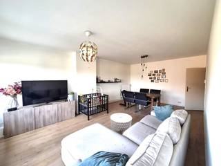 <p>Gezellig tweeslaapkamer appartement op centrale locatie, vlakbij de markt, winkels en uitvalswegen. Dit centraal gelegen appartement bevindt zich op de tweede verdieping (links boven) en biedt een ideale mix van rust en centrale ligging.</p>

<p>Via de trap bereiken we de tweede verdieping, waar we de woning binnenstappen via een ruime inkomhal die toegang geeft tot alle vertrekken.</p>

<p>Vanuit de inkomhal betreden we de ruime en lichtrijke woonkamer, met grote ramen en elektrische rolluiken die voor veel lichtinval zorgen. Aansluitend bevindt zich de keuken, uitgerust met alle voorzieningen.</p>

<p>Eveneens vanuit de inkomhal bereiken we de eerste, zeer ruime slaapkamer (master bedroom), voorzien van airco met buitenunit. De tweede slaapkamer is ideaal in te richten als kinderkamer, hobbykamer of berging, en geeft tevens toegang tot het terras, een fijne plek om te zitten of om de vuilnisbakken te plaatsen.</p>

<p>Tot slot is er de badkamer, uitgerust met lavabo, toilet, douche en aansluitingen voor de wasmachine. Hier bevindt zich ook de CV-ketel.</p>

<p>Het appartement is gelegen in Geel-Elsum, een uitstekende locatie dicht bij het centrum en vlot bereikbaar via alle uitvalswegen. Winkels en centrum zijn op wandelafstand.</p>

<p>Een ideale keuze voor starters die zelfstandig gaan wonen, een jong koppel, of als investering!</p>

<p><strong>Kerngegevens:</strong><br />
-Bewoonbare oppervlakte: 83 m²<br />
-EPC: F (578 kWh/m²)<br />
-Vraagprijs: €169.000</p>

<p><strong>Troeven:</strong></p>
<ul>
<li>-Elektrische rolluiken</li>
<li>-Dubbel glas</li>
<li>-Geen gemeenschappelijke kosten</li>
<li>-Parkeergelegenheid voor de deur, voor of na de openingsuren van de garage</li>
<li>-Centrale ligging</li>
<li>-Uitvalswegen vlot bereikbaar</li>
</ul>

<p>Ontdek de ruimte en de mogelijkheden van dit appartement en plan snel uw bezichtiging!</p>

<p>+32495744841</p>