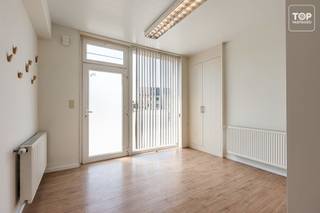 <p>Deze instapklare gezinswoning biedt een mooie combinatie van comfort, licht en een gunstige ligging. <br /><br />De woning werd in 2015 gerenoveerd en is zorgvuldig onderhouden, waardoor u zonder zorgen uw intrek kunt nemen.</p>
<p>De leefruimte geniet van een aangename lichtinval dankzij de grote raampartijen en sluit aan op de praktische keuken. <br /><br />Achteraan bevindt zich de volledig zuidgerichte tuin, waar u de hele dag van de zon kunt genieten. <br /><br />Als extra troef kijkt de tuin uit op de achterliggende velden, wat zorgt voor een open en groen uitzicht.</p>
<p>Op de verdieping bevinden zich drie volwaardige slaapkamers en een verzorgde badkamer, uitgerust met zowel een ligbad als een aparte douche. <br /><br />Met een gunstig EPC-label B bent u bovendien verzekerd van een energiezuinige woning met een aangenaam wooncomfort.</p>
<p>De woning is gunstig gelegen, op korte afstand van scholen, winkels en andere dagelijkse voorzieningen. <br /><br />Ook de belangrijkste invalswegen zijn vlot bereikbaar, wat zorgt voor een uitstekende verbinding.</p>
<p>Kortom, een energiezuinige en instapklare woning met drie slaapkamers, een zonnige zuidgerichte tuin met open uitzicht op de velden.<br /><br />Bel Top Vastgoed voor een bezoek op 0475 700 700</p>