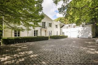 <p><span>Statige villa op toplocatie met unieke parktuin op een terrein van ca. 19.500 m² </span></p><p><span> </span></p><p><span>Indeling</span></p><p><span>U betreedt de villa middels de centrale inkomhal met gastentoilet en vestiaire. Toegang tot een bureelruimte voorzien van parketvloer, alsook toegang tot de ruime living weke eveneens is voorzien van een parketvloer. De woonkamer bestaat uit een zitkamer met gashaard en een aparte eetkamer welke dankzij grote raampartijen zicht hebben over tuin en terras. Aparte TV kamer. De ruime leefkeuken met ontbijtkamer is voorzien van een hoogwaardig afgewerkte keuken met Gaggenau toestellen. De ontbijtkamer geeft toegang tot tuin en terras. Zeer praktische wasplaats / bijkeuken en doorgang naar de garage.</span></p><p><span> </span></p><p><span>Garage </span></p><p><span>De inpandige garage met poorten aan voor- en achterzijde biedt ruimte aan twee auto's. </span></p><p><span> </span></p><p><span>Guestroom</span></p><p><span>Boven de garage bevindt zich een ruim appartement of ruimte voor inwonend personeel. </span></p><p><span> </span></p><p><span>Verdieping</span></p><p><span>De nachthal geeft u toegang tot de mastersuite met dressingkamer, ruime badkamer en slaapkamer. Nog twee slaapkamers met eigen douchekamer of badkamer.</span></p><p><span> </span></p><p><span>Tuin en buitenruimtes</span></p><p><span>Dankzij de ruime parktuin met volwassen bomenbestand geniet u van alle rust en privacy, en dit op een absolute toplocatie. Er zijn meerdere ruime terrassen voorzien, alsook een paviljoen met poolhouse, verwarmd zwembad en ingericht poolhouse. </span></p><p><span> </span></p><p><span>Bijzonderheden</span></p><p><span>Deze statige villa werd in 2014 zeer grondig verbouwd met hoogwaardige afwerking en voldoet nog aan hedendaagse wensen en normen. Energieklasse B. De villa is voorzien van diverse luxe zaken zoals een high end keuken met Gaggenau toestellen, uitgebreid alarm systeem, domotica (Crestron), elektrische gordijnen, rolluiken etc. </span></p><p><span> </span></p><p><span>- Mogelijkheid tot verkavelen / bijkomend gebouw oprichten - </span></p><p><span> </span></p><p><span>Meer inlichtingen via ons kantoor.</span></p><p><span> </span></p>
