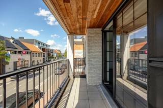 INDELINGInkomhal met vestiaireruimte. Toiletruimte voorzien van wastafel. Woonkamer met open keuken enkeukeneiland voorzien van de volgende...