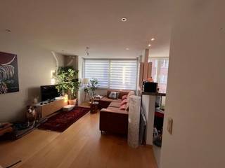 In een pas gerenoveerd gebouw, gelegen in het hart van Oostende, bieden wij dit lichtrijke appartement aan op de 4de verdieping. Het beschikt over twee ruime slaapkamers, een gezellig terras achteraan en een praktische kelderberging.<br /><br />Vanuit de leefruimte geniet u van een zijdelings zicht op het Mercatordok, terwijl u op wandelafstand bent van winkels, horeca, het strand en het station. Dankzij de centrale ligging is dit een ideale uitvalsbasis voor zowel permanente bewoning als toeristische verhuur.<br /><br />Het gebouw onderging recent een grondige renovatie, waardoor u zorgeloos kan genieten van een modern comfort in een authentiek kader. Het appartement is momenteel verhuurd, wat het ook interessant maakt als investeringspand.<br /><br />Troeven:<br /><br />Pas gerenoveerd gebouw<br /><br />4de verdieping met lift<br /><br />2 slaapkamers<br /><br />Achteraan terras<br /><br />Kelderberging inbegrepen<br /><br />Zijdelings zicht op Mercatordok<br /><br />Topligging in het centrum en nabij toeristische hotspots<br /><br />Momenteel verhuurd<br /><br />📍 Locatie: Stadscentrum Oostende<br />💼 Status: Actueel verhuurd