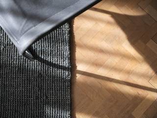 <strong>Een stijlvol éénslaapkamer-appartement in de Sportstraat, met een warm mid-century karakter en hedendaags wooncomfort.</strong><br /><br />Het appartement (<strong>BVO 102 m²</strong>) op de <strong>gelijkvloerse verdieping</strong> geniet van een open stadsbeleving dankzij het brede zicht op twee samenlopende woonstraten. Dit zorgt voor een aangename, warme lichtinval, de hele dag door.<br /><br />De residentie zelf, een <strong>kleinschalig en goed onderhouden gebouw met tien units</strong>, ademt het rustige, residentiële karakter van de Sportstraat.<br /><br />Binnen verbindt de <strong>centrale inkomhal</strong> met zithoek en vestiaire alle ruimtes van de woning. Aan de straatzijde ligt de <strong>leefruimte met eetplaats</strong>, waar het materiaalgebruik, de natuursteen en het originele schouwelement met strakke lijnen zorgen voor <strong>een tijdloze ‘60s-uitstraling</strong>.<br /> <br />De <strong>keuken</strong>, met <strong>wasplaats</strong>, ligt aan de achterzijde en biedt via een groot raam toegang tot de <strong>buitenruimte</strong> en de omgeving.<br /><br />De <strong>slaapkamer</strong> is zeer ruim en voorzien van <strong>grote raampartijen</strong>. De <strong>rustige oriëntatie</strong> maakt dit tot een aangename, stille plek.<br /><br />De <strong>badkamer</strong> is compact maar functioneel, uitgerust met <strong>douchebad</strong>, <strong>wastafel</strong> en geïntegreerde <strong>opbergruimte</strong>.<br /><br />De vernieuwde inkomhal, <strong>kelderbergingen</strong>, <strong>garageboxen (optioneel € 40.000)</strong> en een gedeelde <strong>fietsenstalling</strong> creëren een praktische en aangename woonomgeving.<br /> <br />Het appartement, <strong>gelegen nabij Gent-Sint-Pietersstation en het stadscentrum</strong>, combineert hedendaags comfort met de authentieke charme van de jaren ’60: <strong>een evenwicht tussen vintage karakter en vernieuwde technieken, tussen eenvoud en warmte.</strong><br /> 