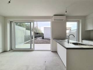 Bent u opzoek naar een strakke gesloten totaal afgewerkte (incl. tuin en terras) comfortabele nieuwbouwwoning met 3 slaapkamers, zuid-gerichte...