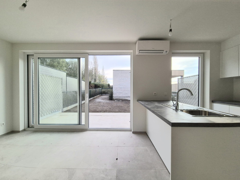 Hooglede: gesloten nieuwbouwwoning met 3 slaapkamers, zuid-gerichte tuin, carport en berging op een perceel van 169 m², centrale ligging - foto 3