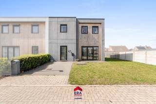 [[ DIT PAND NEEMT DEEL AAN DE ERA OPEN HUIZEN DAG OP 13/6 VAN 16:00 TOT 17:00 ]]Instapklare, energiezuinige halfopen woning (2023) met 3 slaapkamers...