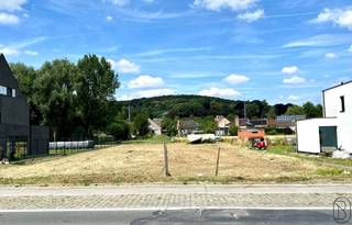 GOEDGELEGEN BOUWGROND van 1243m2, voor VILLA! PRACHTIG ZICHT ACHTERAAN, en genietend van een goede vlotte bereikbaarheid + in de nabijheid van alle winkels, openbaar vervoer en het CENTRUM van RONSE. Geen bouwverplichting.