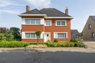 <p><span><strong>KIJKDAG ZA 11/07 | VRIJSTAANDE WONING MET 4 SLAAPKAMERS, DUBBELE GARAGE EN ZONGERICHTE TUIN MET LANDELIJK ZICHT</strong></span><br /><span>Deze karaktervolle woning is gelegen langs de Brouwerijstraat in Schuiferskapelle, met centrale doch rustige ligging met zicht op agrarische landschap. Deze vrijstaande woning geniet een bruikbare vloeroppervlakte van maar liefst 224m². Zo kan men genieten van 4 volwaardige slaapkamers waarvan 1 op het gelijkvloers, 2 badkamers en een ruime leefruimte. Daarnaast is er een dubbele afzonderlijke garage voorzien en geniet men hier van een prachtige zuidgerichte tuin met landelijk zicht. Dit alles op een mooi perceel van maar liefst 697m². Kijkdag op afspraak zaterdag 11 juli, mail of bel om jouw afspraak vast te leggen. </span></p><p><span><strong>INDELING: </strong></span><br /><span>We komen binnen in de inkomhal met gastentoilet met toegang tot de eerste slaapkamer, de douchecel met lavabo en de leefruimte. De leefruimte biedt voldoende plaats voor een ruime zithoek en eetplaats en biedt een mooi zicht op de tuin. Naast centrale verwarming is er hier tevens een gezellige houtcassette voorzien. Aansluitend vinden we de berging/wasplaats, kelder en keuken met ontbijthoek. Op het eerste verdiep is er een nachthal met toegang tot 3 volwaardige slaapkamers en badkamer met bad, toilet en lavabo met meubel. De vaste trap loopt door tot de zolder. De zolder geniet volle hoogte en kan zo later nog naar eigen believen worden ingericht. </span><br /><span>De woning geniet een prachtige zongerichte tuin en terras waar men volledig tot rust kan komen met zicht op agrarisch landschap. Tot slot is er een oprijlaan met dubbele garage voorzien.</span></p><p><span><strong>TROEVEN: </strong></span><br /><span>- TOPLIGGING</span><br /><span>- 4 SLAAPKAMERS</span><br /><span>- PRACHTIG ZICHT</span><br /><span>- ZONGERICHTE TUIN</span><br /><span>- DUBBELE GARAGE</span></p>