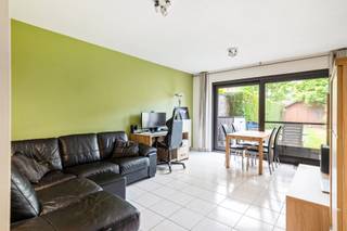 Bent u op zoek naar een gezellig appartement met een rustige ligging én een leuke buitenruimte? Dan is dit compacte gelijkvloers appartement...