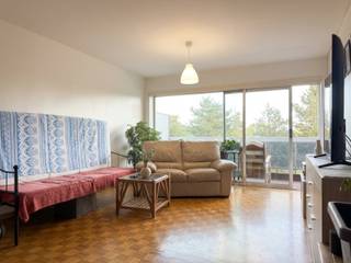 Dit lichtrijke appartement is gelegen op een uiterst centrale, maar toch rustige en groene locatie, met een vlotte verbinding naar de op- en afrit van de Kleine Bareel. Winkels, supermarkten, openbaar vervoer en scholen op wandelafstand!<br /><br />Via de inkomhal met ingemaakte kasten komt u in de gezellige leefruimte, afgewerkt met een warme blokjesparketvloer. Dankzij het grote schuifraam geniet u van een aangename lichtinval en heeft u rechtstreeks toegang tot het terras, waar u uitkijkt op een prachtig groen decor. Aansluitend bevindt zich de keuken. Verder beschikt het appartement over <strong>twee volwaardige slaapkamers </strong>van respectievelijk 10 m² en 11 m², een badkamer met enkele wastafel en douche, en een apart toilet met handenwasser.<br /><br /><strong>Verkoopprijs inclusief staanplaats en kelderberging! Gunstig EPC en asbestveilig!!</strong><br />Het appartement is op heden verhuurd aan een zeer stabiele huurder wat het ook uiterst interessant maakt als investering.<br /><br />Bent u op zoek naar een lichtrijk appartement met een groene, rustige ligging en een uitstekende bereikbaarheid? Neem dan vrijblijvend contact met ons op via tel: 03 636 47 47 voor meer informatie of een bezoek ter plaatse.