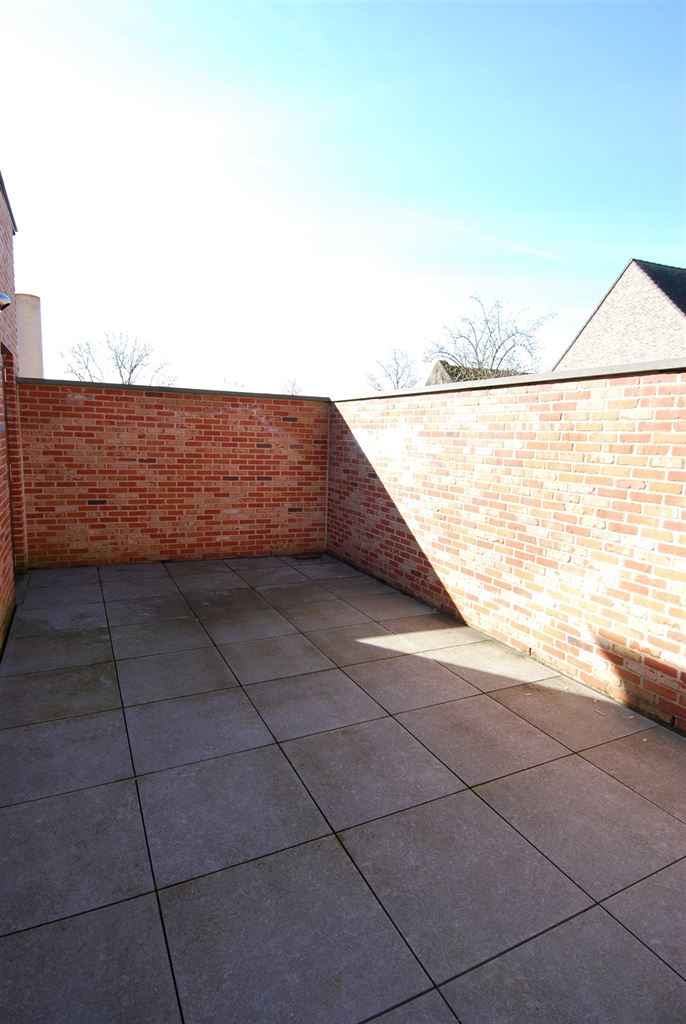 Volledig gerenoveerd duplex-appartement met 2 slaapkamers in het centrum van Maaseik met moderne afwerking. - foto 5