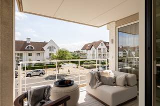 <p><strong>Volledig en subliem gerenoveerd hoekappartement in een prestigieuze villaresidentie in het hart van het Zoute.</strong></p>
<p></p>
<p>Ontdek dit uniek gerenoveerde hoekappartement in een charmante en kleinschalige villaresidentie, ideaal gelegen op een absolute toplocatie in hartje Zoute, op slechts enkele stappen van de Zeedijk en de mondaine winkels van de Kustlaan.</p>
<p>Afgewerkt tot in de puntjes met een uitzonderlijk oog voor detail.</p>
<p></p>
<p>Het appartement geniet van een uitzonderlijke lichtinval dankzij de hoekligging en biedt een heerlijk zuidgericht terras waar u in alle rust van de zon kunt genieten met open zichten.</p>
<p></p>
<p>Indeling:</p>
<p>Stijlvolle inkomhal met vestiaire en gastentoilet. De ruime leefruimte met eetkamer en volledig geëquipeerde open keuken baden in natuurlijk licht en bieden directe toegang tot het aangename terras.</p>
<p>Achteraan bevinden zich twee volwaardige slaapkamers, elk met hun eigen bad- en of douchekamer, wat garant staat voor comfort.</p>
<p>Een zeer gezellige derde slaapkamer.</p>
<p></p>
<p>Heel het appartement werd voorzien van enorm veel opbergruimte en ingemaakte kasten.</p>
<p></p>
<p>Bij het appartement hoort een privatieve kelder in het gebouw.</p>
<p>Extra troef: Mogelijkheid tot aankoop van een autostaanplaats in de residentie.</p>