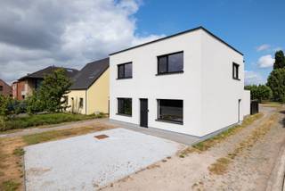 Meer info en een bezoek (bezoekdag op 3 oktober - namiddag): gelieve te bellen naar 0485/321.842<br />Net buiten het dorp van Zaffelare bevindt zich deze alleenstaande en recent vernieuwbouwde woning. Het huis geniet van een maximale bewoonbare oppervlakte door de 2 volle bouwlagen. Zo is er op het gelijkvloers een grote woonkamer waarbij de ramen zowel op het oosten, zuiden als westen uitkijken, een grote bijkeuken/wasplaats, een apart toilet, een speelkamer die evenwel dienst kan doen als praktijk/slaapkamer/kantoor, een keldertje en een voutekamer die ingericht is als bureauruimte. Boven zijn er 4 mooie slaapkamers, een apart toilet en een mooi ingerichte badkamer met ligbad, inloopdouche en dubbele lavabo. Een grote troef doorheen het huis is het uitzicht op de grote eigen tuin, maar ook op het achterliggende, uitgestrekte groen. Andere voordelen van een recente verbouwing zijn o.m.: een EPC A label, blanco keuring van de elektriciteit, 6480Wp aan zonnepanelen en een thuisbatterij van 10 kWh , een regenwaterput, gescheiden riolering, ... De ruime gezinswoning is na een schilderbeurt perfect instapklaar zonder zorgen. Er is een apart garagegebouw met 2 automatische sectionaalpoorten en een deur, dit gebouw kan mooi afgewerkt worden met crepi zoals op de woning, houten sidings of andere. Het terras met zicht op de grote tuin, het volwassen groenscherm rondom én de mogelijkheid om een kleine weide van 800m2 bij te huren, maken het geheel nog meer bijzonder.