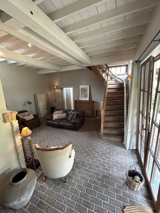 Huis met tuin -3 slpk, evt. huisdieren, weide + stallen
Charmante woning met tuin en thuiswerkruimte – op 22 min. met de trein van Leuven
Mogelijkheid tot bijhuren van stallen en weides (50 are) voor paarden of pony's
Gelegen te Goetsenhoven (Tienen) | € 1.400/maand | Beschikbaar vanaf 1 november 2026
Op zoek naar een ruime woning in een rustige, landelijke omgeving, maar toch met een vlotte verbinding naar Leuven?
Deze charmante, ongemeubelde woning in Goetsenhoven/Meer (Tienen) combineert karakter, ruimte en comfort met een uitstekende bereikbaarheid. De woning en tuin hebben samen een oppervlakte van ongeveer 6 are, waardoor je geniet van zowel aangename binnenruimte als een ruime private buitenruimte.
Ideaal voor een koppel, gezin of professionals die graag rustig wonen én voldoende ruimte zoeken om van thuis uit te werken.
De woning beschikt over 2 slaapkamers, 2 afzonderlijke thuiswerkruimtes en de mogelijkheid om één van deze ruimtes als derde slaapkamer in te richten.
Indeling en troeven
* Woning en tuin samen: ca. 6 are
* 2 slaapkamers (mogelijkheid tot 3 slaapkamers)
* 2 thuiswerk-/bureauruimtes
* 2,5 badkamers (3 WC's en 2 badkamers)
* Volledig uitgeruste keuken
* Aparte eetkamer
* Gezellige woonkamer
* Praktische berging
* Verwarming op gas
* Ruime private tuin
* Overdekt terras
* Gemakkelijk parkeren voor de woning
* Huisdieren toegestaan
* Ongemeubeld
* EPC C
Uitstekende verbinding met Leuven, vlakbij de E40 en het treinstation van Ezemaal
De woning ligt in een rustige omgeving in Meer, deelgemeente van Tienen, met een bijzonder goede verbinding richting Leuven.
Treinverbinding naar Leuven: ongeveer 22 minuten
Station op ongeveer 5 minuten fietsen
Ongeveer 30 minuten met de auto naar imec en UZ Leuven Gasthuisberg
Een interessante combinatie voor wie liever buiten de stad woont met meer ruimte, rust en een eigen tuin. Indien gewenst mogelijkheid tot bijhuren van een schuur en weide van 50 are voor het houden van paarden.