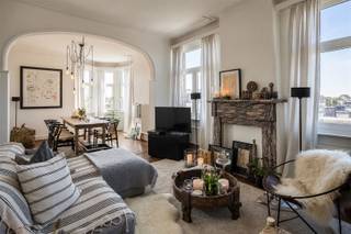 <p><span>In de geliefde Pulhofwijk bevindt zich dit charmante appartement van 107 m² (gegevens van het epc verslag), gelegen in een karaktervol gebouw. De woning combineert authentieke elementen met een aangename, huiselijke sfeer en biedt een mooie leefruimte voor wie op zoek is naar comfort en gezelligheid.</span></p><p><span>Het appartement beschikt over twee slaapkamers en is ideaal voor zowel een koppel, een klein gezin als iemand die een extra kamer wenst als bureau of hobbyruimte. De aangename leefruimtes genieten van veel natuurlijk licht en vormen een warme en uitnodigende thuis.</span></p><p><span>Een absolute troef is de gemeenschappelijke tuin, een fijne plek om tot rust te komen en te genieten van het groen.</span></p><p><span>Een charmant appartement met 2 slaapkamers en gemeenschappelijke tuin, gelegen in de populaire Pulhofwijk. Een ideale combinatie van karakter, ruimte en een aangename woonomgeving.</span></p><p><span> </span></p><p><span>Renovatieplicht. Kelder K5.</span></p>