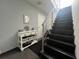 Deze zonnige, praktisch ingedeelde woning combineert perfect comfort en gezelligheid en is bovendien ideaal gelegen voor wie houdt van natuur maar wel goede bereikbaarheid van centrumfuncties apprecieert. De met kwaliteitsvolle materialen afgewerkte woning werd afgewerkt in 2016 en beschikt gelijkvloers over hall met gastentoilet, toegang naar ruime woonkamer met open keuken en aanpalend ruime bergplaats die ook toegang geeft naar de, naast de woning gelegen, garage.  Achteraan terras en grote zonnige tuin. Op de eerste verdieping nachthal, 2 ruime slaapkamers (15.33 en 14m²) met parketvloer, badkamer en apart toilet. Op de tweede verdieping nachthal, 2 slaapkamers van 11.28 en 10.50m² met parketvloer en aparte bergplaats. Recent geplaatste zonnepanelen aanwezig, centrale verwarming d.m.v. hoogrendements gaswandketel die in de garage hangt. Zeer energiezuinig label B 112 kWh/m². Perceel 586m².Voor meer informatie of een plaatsbezoek kan u terecht op ann@batimmo-vastgoed.be of telefonisch op 0473/45.77.37