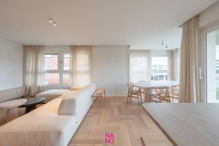 FENOMENAAL gerenoveerd hoekappartement met 3 ruime slaapkamers en een mooi terras en dit gelegen in een standingvolle villaresidentie vlakbij het casino en het Albertstrand te Knokke-Heist.<br />Dit pareltje omvat een inkomhal met vestiaire en gastentoilet, aangename woonkamer met eetplaats, uitgevend op een overdekt terras met uitzicht over het casinoplein, magnifieke leef keuken voorzien van alle nodige instrumenten ( aqualex ) en een berging met aansluiting voor wasmachine en droogkast. Verder zijn er 3 volwaardige slaapkamers waarvan de masterbedroom met ingemaakte dressingkasten en ensuite badkamer, tevens is er een tweede douchekamer. Privatieve kelder en gemeenschappelijke fietsenberging in het gebouw.<br />Mogelijkheid tot aankoop van een dubbele garagebox in de residentie.