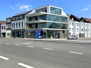 Op een uitstekende commerciële ligging in Residentie White Corner aan het station van Ingelmunster bevindt zich dit casco handelspand met...