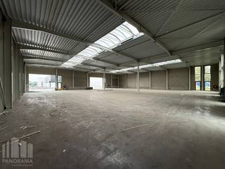 Strategisch gelegen nieuwbouw KMO-unit van 796 m² te huur in Deinze. De unit maakt deel uit van het KMO-park '<strong>SCHIPDONK</strong>'. Deze locatie zorgt voor een uitstekende ligging in de industriezone met vlotte bereikbaarheid, op slechts 6 km van de <strong>E17 </strong>richting Gent en Kortrijk.<br /><br />De opslagruimte van 796 m² beschikt over een vrije hoogte van 6 meter en is toegankelijk via een automatische sectionale poort met aparte toegangsdeur. Verder is de loods uitgerust met polybetonvloer, lichtstraat met rookluik en LED-verlichting. De unit beschikt over aansluitingen voor elektriciteit, gas, water en internet. Daarnaast zijn er per unit <strong>privatieve parkeerplaatsen</strong> beschikbaar en is er voldoende manoeuvreerruimte. Tevens heb je de mogelijkheid tot het huren van een kantoor. Geschikt voor zowel opslag als productie.<br /><br />Contacteer PANORAMA B2B voor bijkomende (technische) inlichtingen, plannen of een vrijblijvend plaatsbezoek <strong>0477 02 09 02</strong>.