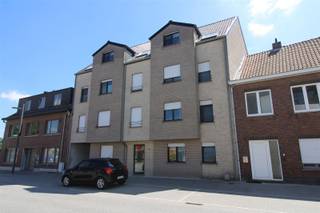 Zeer centraal gelegen gelijkvloers appartement met groot zonnig terras. Het appartement omvat een inkomhal met inbouwkast, woonkamer met...