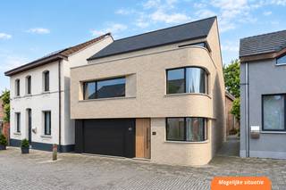 Vandaag nemen we je mee naar de gemeente Bornem, waar we een bijzonder interessante kans terugvinden voor wie op zoek is naar een project op een centrale ligging.<br /><br />De bestaande woning komt in aanmerking voor afbraak of een grondige totaalrenovatie. De grote troef van dit pand? Er zijn reeds plannen én een omgevingsvergunning verkregen voor de afbraak van de bestaande woning en het bouwen van een nieuwe eengezinswoning.<br /><br />De vergunde plannen maken het mogelijk om hier een volledig nieuwe woning te realiseren, afgestemd op de hedendaagse woonbehoeften. De plannen bevatten drie slaapkamers, twee badkamers en een in te richten zolder met vaste trap.<br /><br />Het perceel bevindt zich in een bestaande woonomgeving waar voornamelijk eengezinswoningen in gesloten en halfopen bebouwing voorkomen. De gemeente beoordeelde het vergunde ontwerp als verenigbaar met de goede ruimtelijke ordening.<br />Een mooie opportuniteit dus voor wie zelf een woning wil realiseren, maar het vergunningstraject voor een nieuwbouwproject grotendeels achter zich wil laten.<br /><br />Heb je interesse in deze unieke bouwkans in Bornem?<br />Contacteer ons gerust via bryann@julimmo.be of 0492 86 51 03.