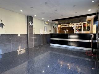 Polyvalente Handelsruimte te huur in Aalst met een bruikbaar oppervlakte van 100 m². Deze handelszaak vroeger café de "Slaupmoesj" is vrij...