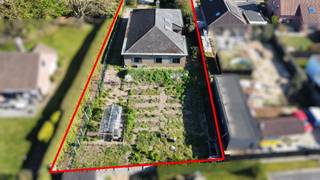 <strong>Alleenstaande villa gelegen op toplocatie in Waregem</strong><br /><br />Deze alleenstaande woning ligt op een ruim perceel van 1043 m². <br />Deze woning heeft terug wat liefde nodig en vraag naar een renovatie. <br />Deze kloeke bouwstructuur met verdiep in beton biedt heel wat mogelijkheden naar uitbreiding boven. Momenteel wordt de woning enkel gelijkvloers benut. <br /><br /><strong>Indeling</strong><br />Op het gelijkvloers hebben we een dubbele garage - ruime parking voor 4 auto's- inkomhal -<br />3 slaapkamers - badkamer,-keuken - living en leefruimte.<br /><br />Bouwvoorschriften laten een bouwlaag op het eerste verdiep toe, hier kunnen dus extra kamers gecreëerd worden.<br /><br /><strong>Troeven</strong>
<ul><li>gelegen in het villapark</li><li>ruime, kloeke woning</li><li>renovatieproject met mogelijkheden</li></ul>
<br />Heeft u interesse om te renoveren of te genieten van verlaagd tarief sloop en heropbouw neem dan vandaag nog contact met ons kantoor.