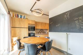 Een instapklaar appartement van 109m² met oa. 1 slaapkamer + bureaukamer, dressing, ingerichte keuken, ruim terras en een gesloten garagebox...