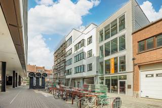 6% BTW mogelijk onder voorwaarden!<br />In Residentie ’t Stoofhof combineer je hedendaags wonen met het stadsleven. Gelegen aan de Molenstraat, pal in het centrum, geniet je van alles wat Aalst te bieden heeft. Boetieks, restaurants en culturele hotspots zoals De Werf liggen om de hoek, terwijl uitstekende verbindingen met Gent en Brussel zorgen voor een vlotte mobiliteit.<br />De Residentie biedt 14 lichtrijke appartementen en 3 penthouses, allen voorzien van privéterrassen. Met duurzame technieken zoals zonnepanelen en warmtepompen geniet je hier van een energiezuinige woning met een E-peil van slechts 20. Bij de meerderheid van de appt. kan je genieten van een vrijstelling van de onroerende voorheffing voor 5 jaar! Contacteer ons voor de volledige lijst van de units die in aanmerking komen.<br />Residentie ’t Stoofhof is tevens ideaal voor investeerders dankzij de centrale ligging en de duurzame voorzieningen.<br />Naast de appartementen biedt Residentie ’t Stoofhof een commerciële ruimte van 156 m². Verkoop volgens de Wet Breyne. De vermelde prijzen zijn excl. RR op de grond, BTW op de constructie, aansluitingskosten voor nutsvoorzieningen, en de kosten voor PID en EPC. 6% BTW mogelijk onder voorwaarden! Prijzen aankoop autostaanplaats op aanvraag.