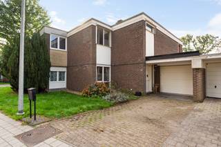 Op zoek naar een gezellige en praktische woning in een aangename woonomgeving? Deze woning in de Veldbloemstraat biedt alles wat nodig is voor comfortabel dagelijks wonen.
De woning beschikt over drie slaapkamers en twee badkamers, wat zorgt voor de nodige ruimte en flexibiliteit voor een gezin. De woning biedt bovendien een goed comfort en geeft nieuwe bewoners de mogelijkheid om de verschillende ruimtes verder naar eigen smaak in te richten.
Achteraan bevindt zich een gezellige tuin, ideaal om op zonnige dagen even buiten te zitten of te genieten van een momentje rust.
Gelegen in een gezinsvriendelijke woonwijk in het centrum van Oud-Turnhout direct bij alle scholen en winkels is dit een interessante woning voor wie op zoek is naar een praktische gezinswoning met voldoende ruimte en mogelijkheden.
Benieuwd naar deze woning? Neem dan gerust contact met ons op voor meer informatie of een bezoek ter plaatse.
Oppervlakten zijn indicatief en conform EPC.