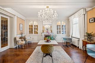 Prachtig historisch herenhuis (bouwjaar 1808) met romantisch aangelegde parktuin en verwarmd buitenzwembad op een perceel van 1.510 m². Dit unieke pareltje bevindt zich in het hart van Balen, een charmant dorp in de provincie Antwerpen. Momenteel wordt het pand uitgebaat als B&amp;B, maar dankzij de royale indeling en veelzijdige ruimtes leent het zich eveneens perfect als exclusieve gezinswoning of voor diverse andere invullingen.<br /><br />Indeling:<br />Op het gelijkvloers bevindt zich een stijlvolle inkomhal met gastentoilet, een gezellige leefruimte bestaande uit zitkamer, eetkamer en tuinkamer, een extra salon, ingerichte keuken, bijkeuken en berging met apart toilet, evenals twee ruime slaapkamers, elk voorzien van een eigen douchekamer.<br />Op de eerste verdieping bevinden zich drie ruime slaapkamers, elk met een eigen badkamer of douchekamer.<br />De zolderverdieping omvat drie bijkomende slaapkamers, een badkamer en een open zitruimte met bureauhoek. Daarnaast is er een praktische kelder aanwezig.<br /><br />Een uitzonderlijk mooi eigendom met karakter, charme en tal van mogelijkheden — absoluut een bezoek waard!<br /><br />Gelijkvloers<br /><br />Via de stijlvolle inkomhal met gastentoilet bereikt u alle vertrekken op deze verdieping. Aan de rechterzijde bevindt zich de ruime woonkamer op authentieke parketvloer, met aan de straatzijde een prachtig salon — momenteel ingericht als ontbijtruimte — gekenmerkt door talrijke authentieke elementen zoals een sfeervolle haard met originele schoorsteenmantel en hoge plafonds. Aansluitend vindt u de eetkamer en de lichtrijke tuinkamer, die een prachtig uitzicht biedt op de aangelegde tuin en het verwarmde zwembad.<br /><br />Aan de linkerzijde van de inkomhal bevindt zich een extra salon of bureau, aansluitend op de volledig ingerichte keuken met origineel fornuis. Achter de keuken is er nog een gezellige zithoek met aansluitend een berging en extra toilet.<br /><br />Verder beschikt het gelijkvloers over twee prachtige slaapkamers, elk voorzien van een eigen douchekamer met douche, wastafel en toilet. Beide kamers genieten van een prachtig zicht op de tuin en/of het zwembad.<br /><br />Eerste verdieping<br /><br />Op de eerste verdieping bevinden zich drie ruime slaapkamers, elk uitgerust met een eigen badkamer of douchekamer.<br /><br />Tweede verdieping<br /><br />De tweede verdieping omvat nog drie bijkomende slaapkamers, een dressing, een ingerichte douchekamer en een mooie open zitruimte met bureauhoek.<br /><br />Bijzonderheden<br />-Volledig gerenoveerd in 2020 (vernieuwing van alle leidingen, beglazing, sanitair en dak, inclusief isolatie)<br />- 39 zonnepanelen<br />- Volledig omheinde en aangelegde tuin met verwarmd buitenzwembad<br />- Airconditioning aanwezig<br />-- Zonnewering aanwezig (screens aan de achterzijde)<br />- Rookdetectoren aanwezig<br />- Grondwaterput aanwezig<br />- Regenwaterput aanwezig (aangesloten op wasmachine en toiletten)<br />- Centrale verwarming op aardgas (hoogrendementsketel met condensatietechnologie)