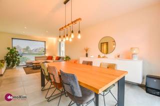 <p><span>Bijna-nieuwbouwwoning met topafwerking in Schriek – aankoop onder registratierechten</span></p><p><span> </span></p><p><span>Stap binnen in deze zeer recente woning en ervaar het comfort van nieuwbouw zonder de lange wachttijden of hoge BTW-kosten. Dankzij de mogelijkheid tot aankoop onder registratierechten (2% bij enige woning) geniet je van een zeldzame financiële troef!</span></p><p><span> </span></p><p><span>Met een bewoonbare oppervlakte van 190 m² biedt deze woning alle ruimte die je nodig hebt. De lichtrijke leefruimte, open keuken en hoogwaardige afwerking zorgen voor een instant thuisgevoel. De vloerverwarming en ventilatiesysteem D zorgt het hele jaar door voor een aangenaam en gezond binnenklimaat. Met 12 zonnepanelen is dit huis niet alleen energiezuinig (E-peil E9), maar ook helemaal voorbereid op de toekomst.</span></p><p><span> </span></p><p><span>Er zijn drie ruime slaapkamers en een prachtige badkamer met ligbad, inloopdouche en dubbele wastafel – perfect voor gezinnen of wie graag wat extra comfort wenst. De ruime zolder biedt bovendien de mogelijkheid tot het inrichten van een extra slaapkamer, bureau of hobbyruimte .</span></p><p><span> </span></p><p><span>Tot in de details verfijnd met kwaliteitsvolle afwerking en een stijlvolle uitstraling – deze instapklare woning is volledig klaar om jouw thuis te worden. Verhuizen kan haast niet eenvoudiger. Kinderen vinden hier een veilige omgeving om op te groeien, terwijl jij volop geniet van de rust en sereniteit rondom. Een onderhoudsvriendelijke tuin en lange, ontspannen avonden op het terras in het zachte licht van de ondergaande zon maken het plaatje compleet.</span></p><p><span> </span></p><p><span>Een unieke kans voor wie droomt van comfortabel, stijlvol en zorgeloos wonen in een kindvriendelijke buurt – laat je hart spreken en plan vandaag nog je bezoek.</span></p><p><span> </span></p><p><span>015 20 36 00 - info@domoxim.be</span></p><p><span> </span></p><p><span>domoXim. Waar dromen thuis komen!</span></p><p><span> </span></p><p><span>Ook de waarde van je </span><span>eigen </span><span>woning kennen? Wij geven je graag advies.</span></p>