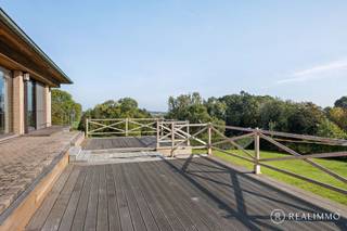 <strong>Op een prachtige ligging bovenop de Tiegemberg bevindt zich deze multifunctionele eigendom met een magnifiek zicht op het omliggende landschap. Momenteel wordt het pand uitgebaat als vergunde feestzaal, met daarboven een volwaardig appartement. Dankzij de ruime oppervlakte en parking, de ligging in woongebied biedt deze eigendom tal van mogelijkheden, zowel voor wie op zoek is naar een ruime gezinswoning als voor wie wonen en werken wil combineren of een vakantiewoning overweegt.</strong><br /><br /><u><strong>Indeling</strong></u><br />Het gelijkvloers wordt momenteel ingericht als vergunde feestzaal. Deze is uitgerust met keuken, koelcel en heel wat praktische opbergruimte. De sanitaire voorzieningen zijn afzonderlijk ingericht voor mannen en vrouwen. Daarnaast is de eigendom deels onderkelderd, wat extra bergruimte biedt.<br /><br />Op de bovenverdieping bevindt zich een appartement met drie slaapkamers, een keuken, een leefruimte en een badkamer. Deze aparte woonruimte biedt heel wat mogelijkheden, bijvoorbeeld voor eigen bewoning, verhuur of een combinatie van wonen en werken, afhankelijk van de gewenste invulling.<br /><br />Buiten geniet je van een aangelegde tuin met een prachtig zicht op het groene landschap van de Tiegemberg. Vooraan de eigendom bevindt zich een ruime parking, wat een grote troef vormt voor zowel privégebruik als professionele activiteiten.<br /><br /><u><strong>Technisch</strong></u><br />Deze multifunctionele eigendom wordt verwarmd via centrale verwarming op gas. De elektriciteit is conform gekeurd. De woning ligt in grotendeels in woongebied, wat verschillende mogelijkheden biedt voor een toekomstige invulling. Denk bijvoorbeeld aan een klassieke gezinswoning, een combinatie van wonen en werken voor iemand met een vrij beroep of een vakantiewoning. De concrete mogelijkheden zijn afhankelijk van de geldende stedenbouwkundige voorschriften en de nodige vergunningen.<br /><br /><u><strong>Troeven</strong></u>
<ul>
<li>Prachtige ligging bovenop de Tiegemberg met magnifiek zicht</li>
<li>Multifunctionele eigendom met tal van mogelijkheden</li>
<li>Aangelegde tuin en ruime parking</li>
<li>Volledig gelegen in woongebied</li>
<li>Centrale verwarming op gas en conforme elektriciteit</li>
</ul>
<u><strong>Interesse?</strong></u><br />Ben je op zoek naar een eigendom met ruimte, een prachtig uitzicht en tal van mogelijkheden? Droom je van een ruime gezinswoning, een combinatie van wonen en werken of een vakantiewoning op een unieke locatie? Dan is deze multifunctionele eigendom op de Tiegemberg zeker een bezoek waard! Contacteer Nicolas meer informatie of een bezoek: nicolas@real-immo.be of 0478 50 58 91.