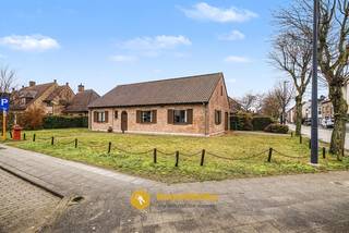Deze solide woning biedt bijzonder veel ruimte en tal van mogelijkheden voor wie graag moderniseert naar eigen smaak. Mits enkele...