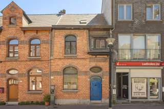 Charmante woning met drie slaapkamers en gezellige tuin te Willebroek centrum!<br /><br />Deze charmante woning biedt tal van mogelijkheden voor wie op zoek is naar een gezellige gezinswoning die men volledig naar eigen smaak kan renoveren en inrichten.<br /><br />Via de inkomhal betreedt men de woonkamer die aansluit op de keuken achteraan de woning. Op het gelijkvloers bevindt zich eveneens een apart toilet en een badkamer uitgerust met een lavabo, ligbad en aansluitingen voor wasmachine en droogkast.<br /><br />Verder beschikt de woning over een polyvalente ruimte/atelier van ca. 13 m², ideaal als hobbyruimte, werkatelier of extra bergruimte. Via deze ruimte heeft men toegang tot de gezellige achtertuin.<br /><br />De tuin van ca. 53 m² vormt een aangename buitenruimte om tot rust te komen en beschikt bovendien over een praktisch tuinhuis van ca. 9 m².<br /><br />Op de eerste verdieping bevinden zich twee slaapkamers (16 m² - 14 m²) en een ruime derde slaapkamer (16 m²).<br /><br />Dankzij de solide basis, de praktische indeling en de leuke buitenruimte vormt deze woning een uitstekende opportuniteit voor jonge gezinnen die op zoek zijn naar een woning met potentieel op een gunstige ligging in het centrum van Willebroek.<br /><br />142m² bewoonbare oppervlakte (cfr EPC).<br /><br />Renovatieverplichting van toepassing (renovatie naar minimaal label D binnen 6 jaar na aankoop).<br /><br />Wenst u een bezoek of meer informatie? Dan kan u ons steeds contacteren via info@dvarealestate.be of via 03/297.00.00.