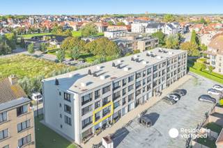 Dit tweeslaapkamerappartement geniet van een uitstekende ligging op wandelafstand van het centrum van De Haan en alle nodige voorzieningen. Met een bewoonbare oppervlakte van 66 m² biedt het een praktische indeling en vormt het een ideale keuze als vaste woonst, tweede verblijf of investering aan de kust.<br /><br />Via de inkomhal bereikt u de woonkamer en aansluitende open keuken, uitgerust met Siemens-toestellen. Verder beschikt het appartement over een berging, twee volwaardige slaapkamers en een badkamer met douche, lavabo, toilet en aansluiting voor een wasmachine. Een gemeenschappelijk terras op het gelijkvloers en een privatieve staanplaats vormen bijkomende troeven.<br /><br />Het gebouw dateert van 1975, maar het dak en de gevel werden reeds vernieuwd. Het appartement is voorzien van PVC-ramen met dubbele beglazing en centrale verwarming op aardgas. Met een EPC-label B (168 kWh/m²/jaar) geldt er geen renovatieplicht.<br /><br />Een mooie opportuniteit voor wie op zoek is naar comfortabel wonen of een eigen plekje aan zee, op een gegeerde locatie in De Haan!