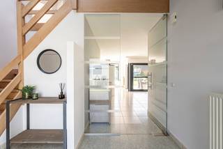 <span><strong>Vrijstaande woning met grote garage gelegen op een perceel van ca. 925 m² in een doodlopende straat te Ravels-Eel.</strong><br /><strong>De bewoonbare oppervlakte is circa 325 m², er zijn 4 slaapkamers, 2 badkamers, EPC label B en een goedgekeurde elektriciteit.</strong><br /><br /></span><span>Gelijkvloerse verdieping:</span><br />De inkom bevat een vestaire en gastentoilet. De lichte woonkamer is ruim en geeft toegang tot een overdekt terras. De ruime keuken grenst aan de woonkamer en is voorzien van de nodige inbouwapparatuur. Naast de keuken is een bureauruimte ingericht met ingebouwde kasten. Verder is er nog een praktische bijkeuken. Gelijkvloers is er ook een ruime slaapkamer en een badkamer met inloopdouche, wastafel en toilet.<br />De grote garage van circa 70m² is van binnenuit te bereiken . De garage heeft een automatische poort en hier is ook de verwarmingsinstallatie geplaatst ( gasketel en zonneboiler).<br /><br /><span>Eerste verdieping:</span><br />De verdieping geeft de ruime nachthal toegang tot 3 ruime slaapkamers waarvan 1 met dressing. De badkamer is voorzien van ligbad, douche wastafel en toilet. Via een vlizotrap is een opbergzolder bereikbaar.<br /><br /><span>Buitengebeuren:</span><br />Ruime tuin met terras. Aan de zijkant is er geen bebouwing maar uitzicht over agrarisch gebied. Aan de voorzijde is een oprit voor meerdere auto's.<br /><br /><span>Bijzonderheden:</span><br />- Instapklare woning<br />- Goedgekeurde elektriciteit.<br />- Vloerverwarming in woonkamer en keuken<br />- Epc label B<br />- Kruipkelder<br />- Rustige ligging in een doodlopende verkaveling en invalswegen Turnhout-Nederland.<br />- Stedenbouwkundige inlichtingen in aanvraag